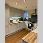 On The With Log Burner - Dog Friendly 오스트윅