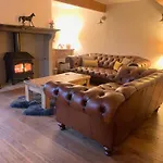 On The With Log Burner - Dog Friendly 오스트윅