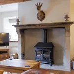 On The With Log Burner - Dog Friendly 오스트윅