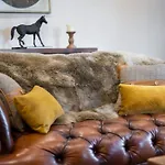 On The With Log Burner - Dog Friendly 오스트윅