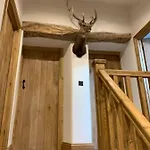 On The With Log Burner - Dog Friendly 오스트윅
