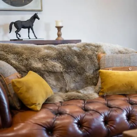 On The With Log Burner - Dog Friendly 오스트윅