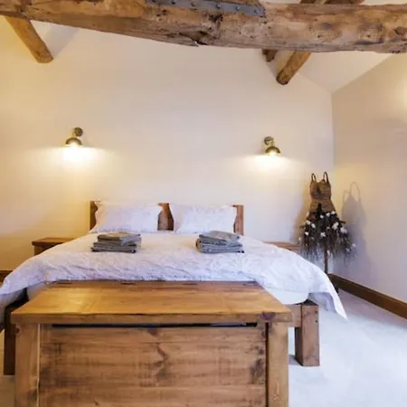 5 Star On The With Log Burner - Dog Friendly